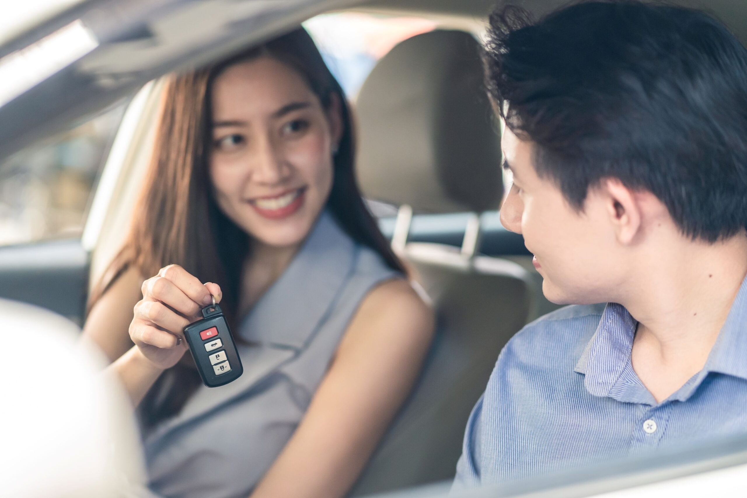 woman give key fob to man to get cash for cars